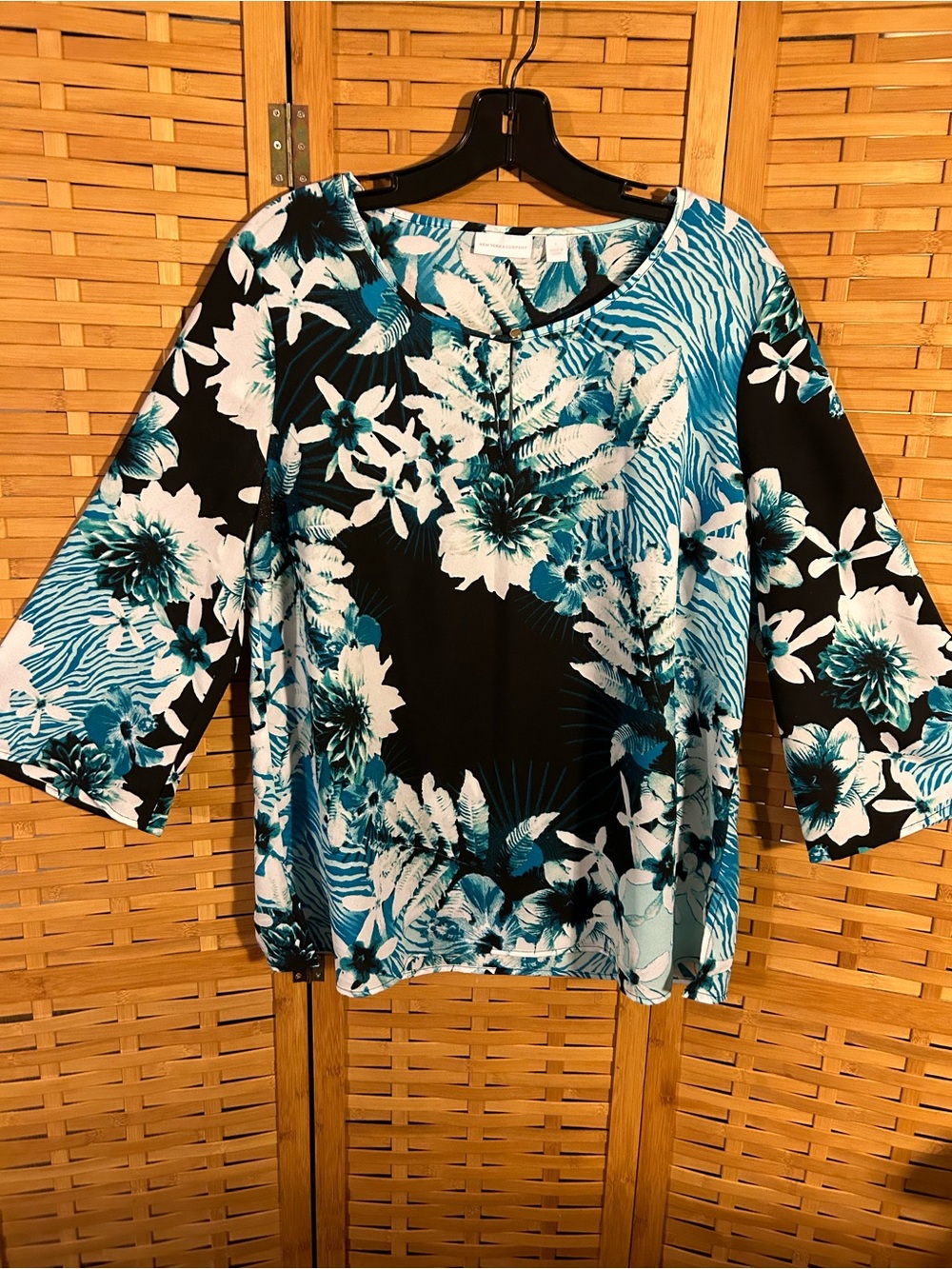 🔥3/$8- New York & Company Teal Black and White Floral Scoop Neck Blouse